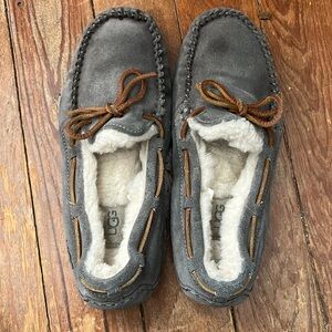 Ugg moccasin size women’s 8